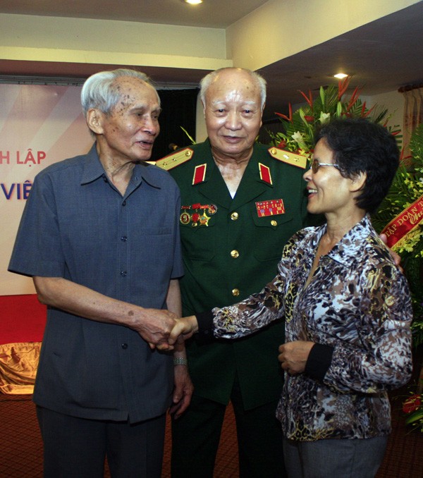 Trung tướng Nguyễn Quốc Thước, Trung tướng Nguyễn Ân, nhà giáo Ngô Anh Thơ (từ trái qua) đến chia vui cùng Báo Giáo dục Việt Nam